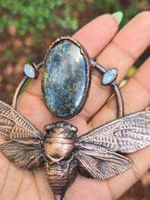 Load image into Gallery viewer, Moss Indigo Kyanite &amp; Moonstone Cicada