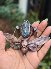 Load image into Gallery viewer, Moss Indigo Kyanite &amp; Moonstone Cicada