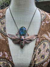 Load image into Gallery viewer, Real Cicada w Labradorite