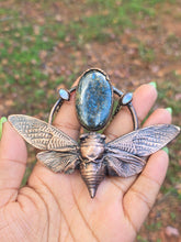 Load image into Gallery viewer, Moss Indigo Kyanite &amp; Moonstone Cicada
